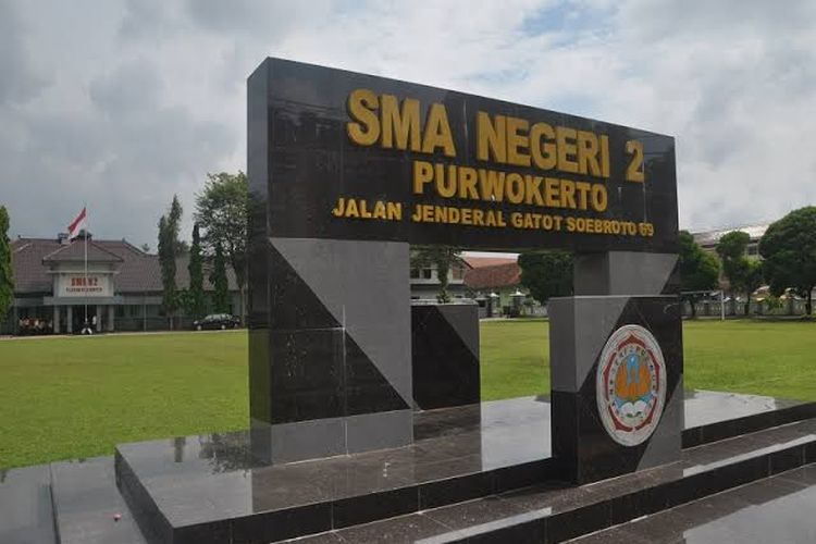 SMAN 2 Purwokerto masuk dalam rekomendasi 9 SMA terbaik di Banyumas berdasarkan nilai UTBK 2021.