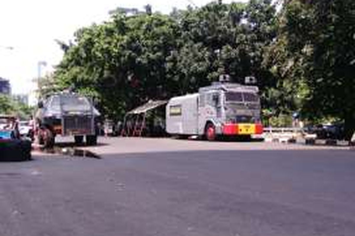 Para petugas kepolisian telah berjaga di depan Gedung Komisi Pemberantasan Korupsi (KPK) di Kuningan, Jakarta Selatan menjelang rencana unjuk rasa yang dilakukan hari ini. Penjagaan nampak begitu banyak sehingga jalan depan gedung KPK yang baru penuh dengan petugas polisi. Kamis (2/6/2016) 