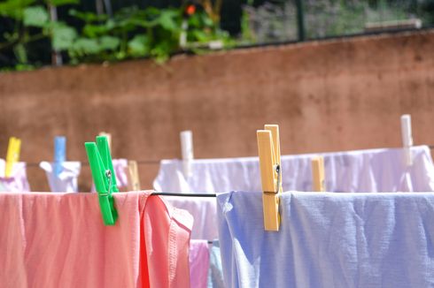 4 Cara Mencegah Pakaian Bau Apak Saat Dijemur di Dalam Ruangan