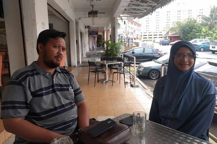 Afiq dan Muna mempunyai rumah di Ukay Perdana, Ampang. Afiq bekerja setiap hari di Nilai, sedangkan Muna bekerja di lembaga hukum di Kuala Lumpur. Afiq dan Muna, generasi muda di Malaysia dengan berbagai pandangannya soal bagaimana nilai-nilai Islam diimplementasikan dalam berbagai sendi kehidupan. 