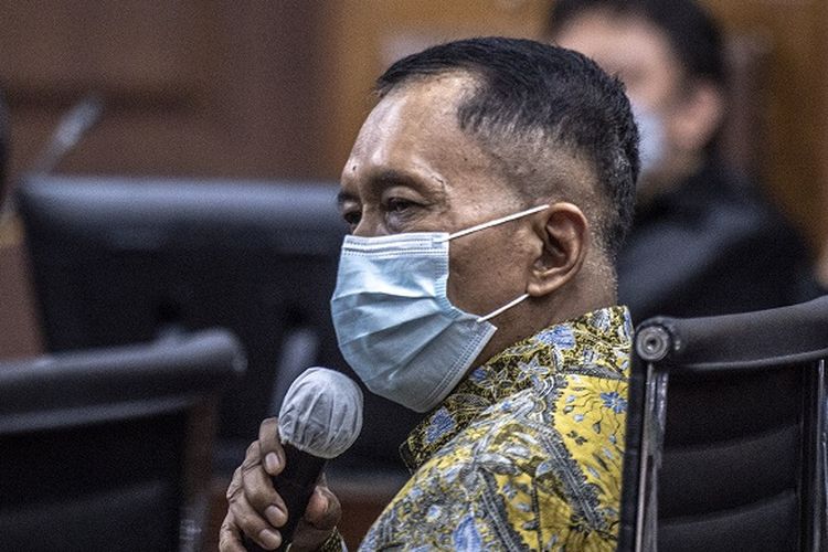 Terdakwa kasus suap pengurusan pajak Angin Prayitno Aji mengikuti sidang lanjutan di Pengadilan Tipikor, Jakarta, Selasa (4/1/2022). Sidang tersebut beragendakan pemeriksaan terdakwa. ANTARA FOTO/Muhammad Adimaja/wsj.
