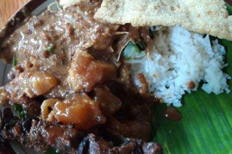 Seporsi Nasi Pecel Koyor dan sate keong di Bu Ana Aminah, Jalan Lamper Tengah Raya, Kota Semarang, Jawa Tengah, Jumat (5/4/2019).