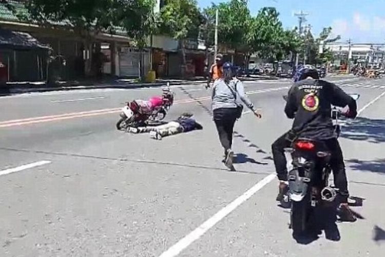 Momen saat sang kekasih menghampiri tubuh pria yang berpura-pura mati akibat kecelakaan di tengah jalan.