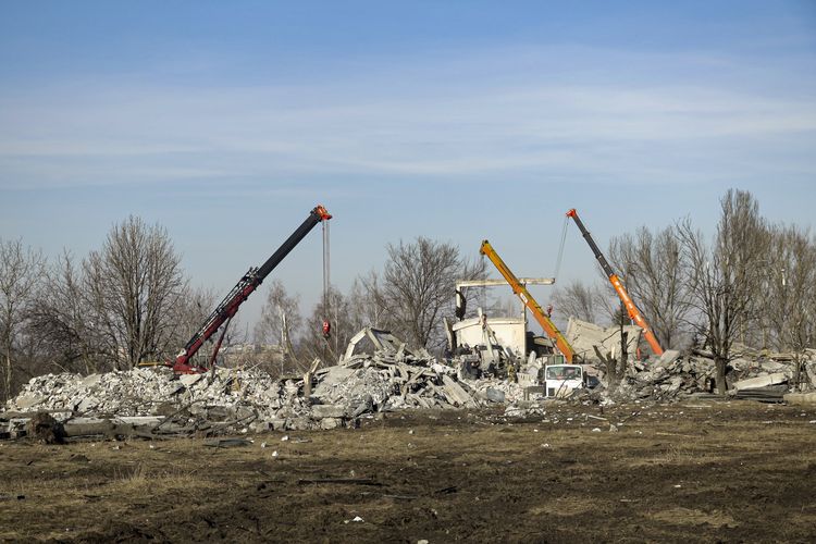 Puing-puing reruntuhan bangunan yang hancur dihantam serangan roket Ukraina di Makiivka, wilayah Donetsk yang dikuasai Rusia, Selasa (3/1/2023). Gempuran roket ini menewaskan 89 tentara Rusia.