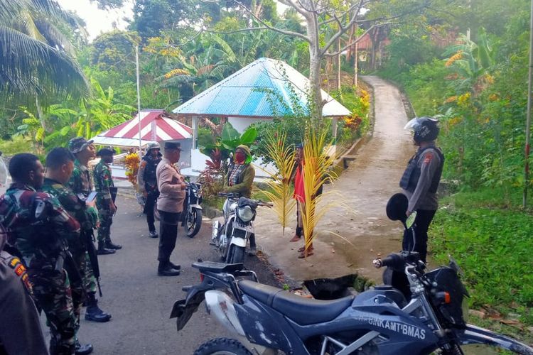 Aparat TNI dan Polri berjaga di lokasi bentrok di kecamatan Kei Besar, kabupaten Maluku Tenggara, Sabtu (12/11/2022)