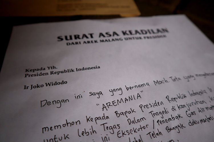 Isi surat dari salah satu suporter Arema FC sebelum menggelar aksi kirim Surat dari Aremania untuk Presiden Jokowi Menuntut Usut Tuntas Tragedi Kanjuruhan di Kantor Pos Kota Malang, Kamis (17/11/2022) siang.