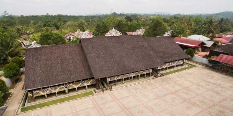Rumah adat Suku Dayak di Desa Pampang, Kecamatan Samarinda Utara, Provinsi Kalimantan Timur.