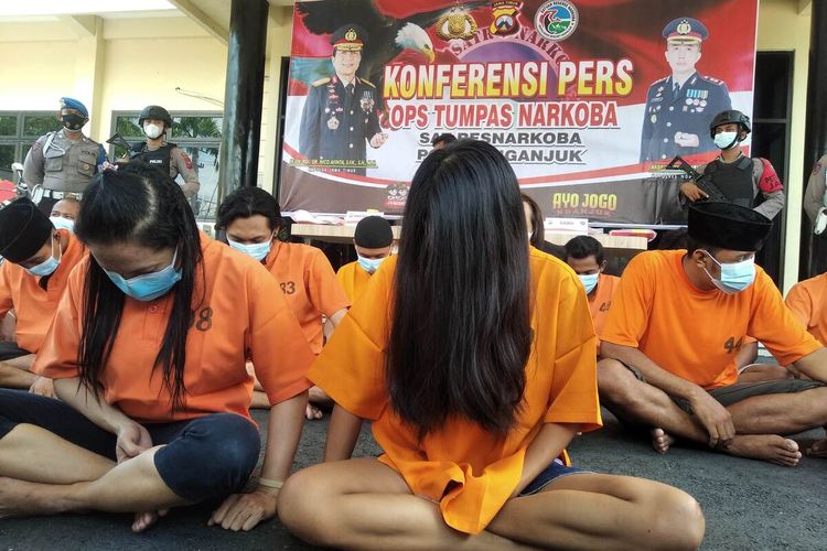 Tersangka G (wajahnya tertutup rambut) dihadirkan saat konferensi pers ungkap kasus di Mapolres Nganjuk, Kamis (23/9/2021).