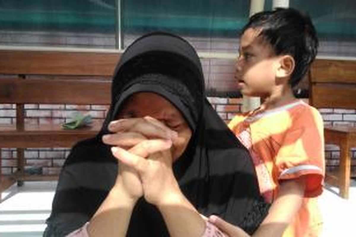 Rukaya (42), warga Walang Jaya, Semper, Jakarta Utara, berucucuran air mata saat menceritakan kondisi anaknya, Wulandari (21), di RSCM, Jakarta Pusat,  Minggu (13/7/2015). Wulandari, meruoakan salah satu dari 20 korban kebakaran di pabrik PT Mandom, Cibitung, Bekasi, yang dirujuk ke RSCM.
