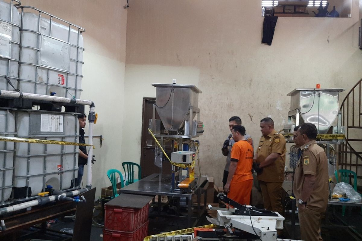 Polisi menggeledah sebuah pabrik rumahan minyak goreng curah ilegal di Desa Cijujung, Kecamatan Sukaraja, Kabupaten Bogor, Jawa Barat, Senin (10/3/2025). Dalam penggeledahan itu, polisi menemukan 400 dus berisi 4.800 bungkus atau liter minyak goreng yang dikemas ulang dengan merek Minyakita.