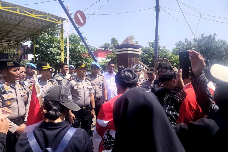 Mahasiswa Geruduk Polres Bangkalan, Desak Usut Peleburan Emas dan Dugaan Uang Damai