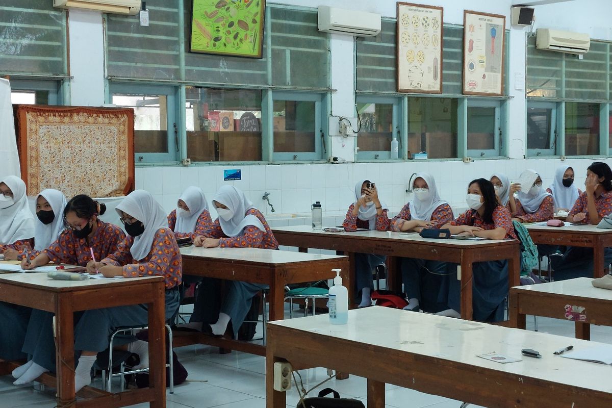 Pembelajaran tatap muka (PTM) 100 persen  kembali dimulai pada Kamis (12/5/2022) setelah libur panjang Lebaran 2022 di SMA 78 Jakarta.