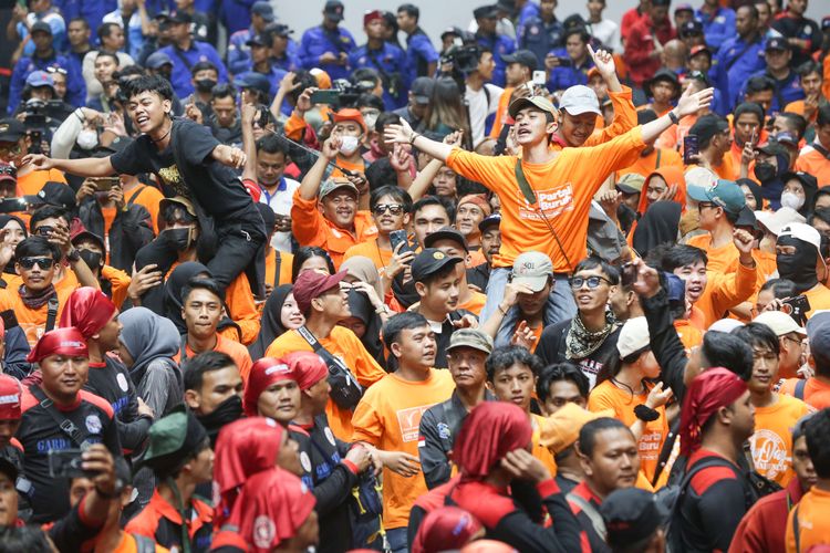 Ribuan buruh mengikuti  May Day Fiesta dalam rangka memperingati Hari Buruh Internasional di Istora Senayan Jakarta, Senin (1/5/2023). Ribuan buruh turun ke jalan menyampaikan aspirasinya.