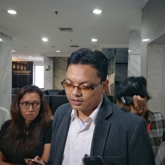 Juru Bicara Mahkamah Konstitusi (MK) Fajar Laksono saat memberikan keterangan di gedung MK, Jakarta Pusat, Kamis (7/12/2017).