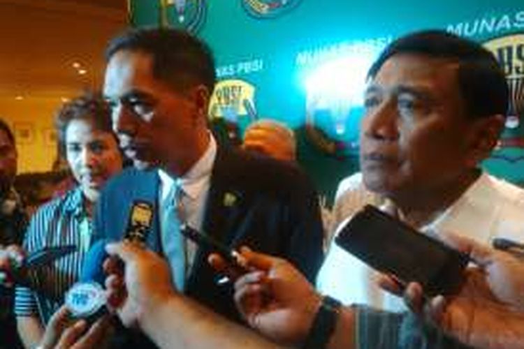 Gita Wirjawan (kiri) mendampingi Ketua Umum PB PBSI Wiranto di Surabaya, Senin (31/10/2016) malam.