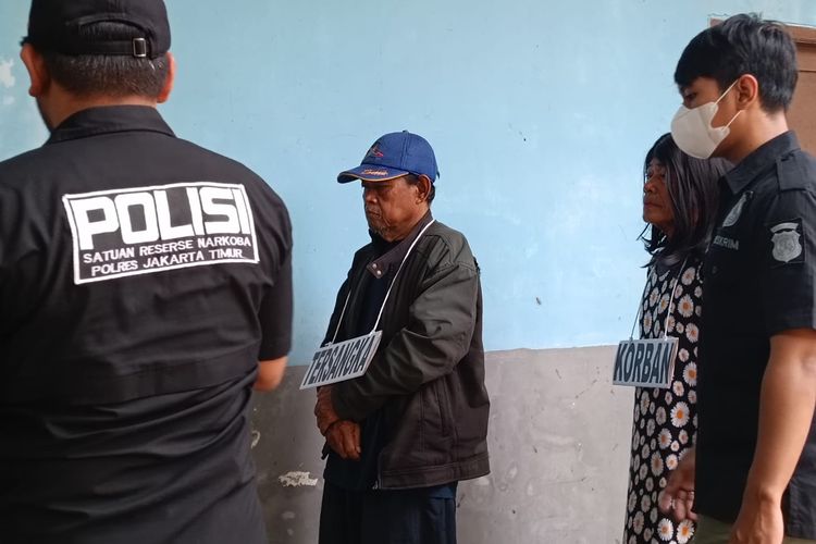 Polsek Makasar menggelar rekonstruksi kasus pembunuhan Fetty (38) di sebuah penginapan di Kelurahan Pinang Ranti, Kecamatan Makasar, Jakarta Timur, Senin (20/3/2023).