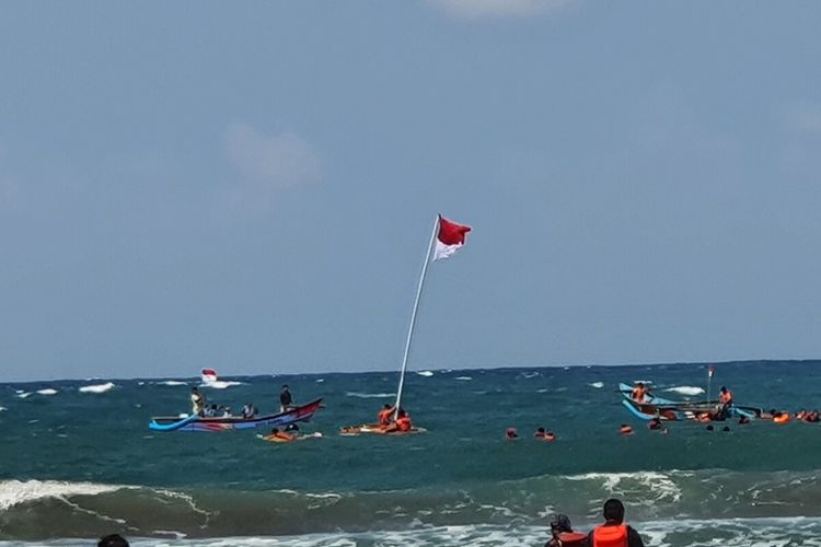 Pantai Baron Gelar Upacara Bendera di Tengah Laut, Ini Syarat Ikutnya