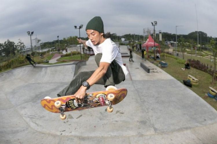 Salah satu pemain skateboard Indonesia berlatih jelang persiapan Asian Games 2018 SD Xtreme Park, salah satu tempat wisata Tangerang Selatan dan sekitarnya.