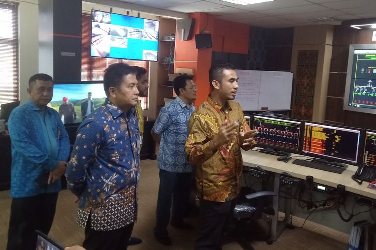 GM PLN Sumbar Bambang Dwiyanto (kiri) mengecek persiapan PLN jelang Nataru, Jumat (20/12/2019) di Padang.