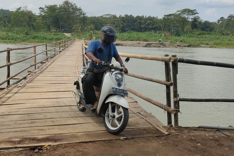 Setiap musim kemarau, jembatan sesek selalu muncul di Pedukuhan Temben, Kalurahan Ngentakrejo, Kapanewon Lendah, Kabupaten Kulon Progo, Daerah Istimewa Yogyakarta. Jembatan menghubungkan Kapanewon Lendah di Kulon Progo dengan Kapanewon Pajangan di Bantul.