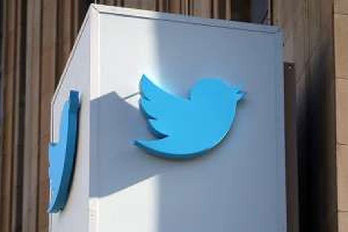 Logo Twitter di depan kantornya di San Francisco, AS.