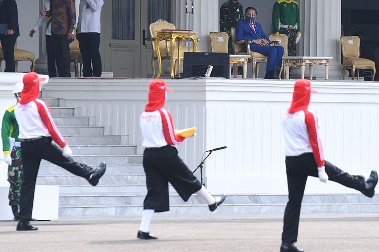 Presiden Joko Widodo meninjau geladi Upacara Peringatan Detik-Detik Proklamasi Kemerdekaan Republik Indonesia di halaman Istana Merdeka, Jakarta, Kamis (13/8/2020). Negara Kesatuan Republik Indonesia akan memasuki usia yang ke-75 pada 17 Agustus mendatang.