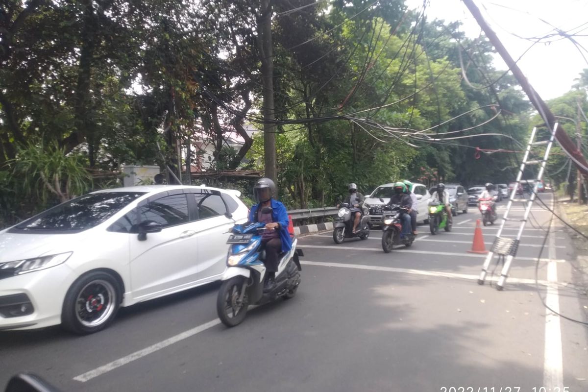 Sebuah tiang kabel udara tampak hampir roboh di Jalan Adhyaksa Raya, Lebak Bulus, Cilandak, Jakarta Selatan pada Minggu (27/11/2022) sekitar pukul 10.25 WIB.