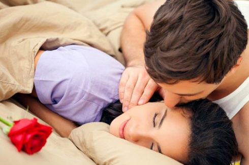 Manfaat Tidur Saling Bersentuhan dengan Suami Setiap Malam 
