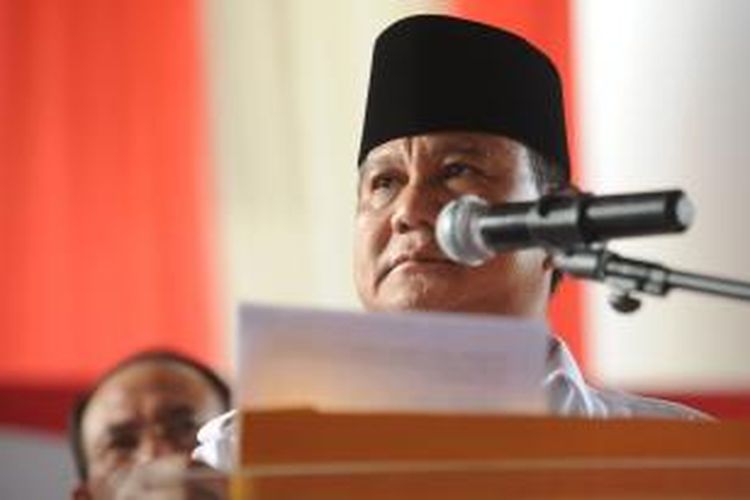 Menolak Hasil Pilpres - Calon presiden Prabowo Subianto menyampaikan pidato penolakkannya terhadap hasil pilpres 2014 di Rumah Polonia, Jakarta Timur, Selasa (22/7/2014). Pernyataan sikap tanpa kehadiran calon wakil presiden Hatta Rajasa tersebut merupakan bentuk kekecewaan dari tim pemenangan Prabowo Subianto-Hatta Rajasa terhadap pelaksanaan pilpres 2014 yang mereka nilai banyak diwarnai oleh kecurangan.