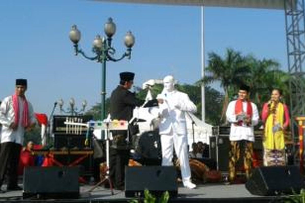 Plt Gubernur DKI Jakarta Basuki Tjahaja Purnama bersama dengan seorang seniman patung hidup asal Jerman, Jhon Man saat membuka festival Jakarta International Humanoid 2014, di Monas, Jakarta, Minggu (22/6/2014)