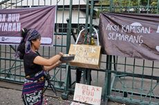 Tolak RUU Penyiaran, Jurnalis di Semarang Ramai-ramai 'Gembok' Kantor DPRD Jawa Tengah dan Taburkan Mawar
