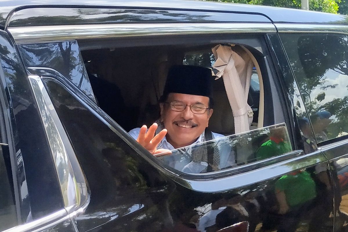 Menteri ATR/BPN Sofyan Djalil melambaikan tangan dari dalam mobilnya saat meninggalkan Pondok Modern Assalam, Warungkiara, Sukabumi, Jawa Barat, Junat (7/2/2020)