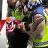 Polisi Tolong Warga yang Pingsan di Sepeda Motor di Jakarta Barat
