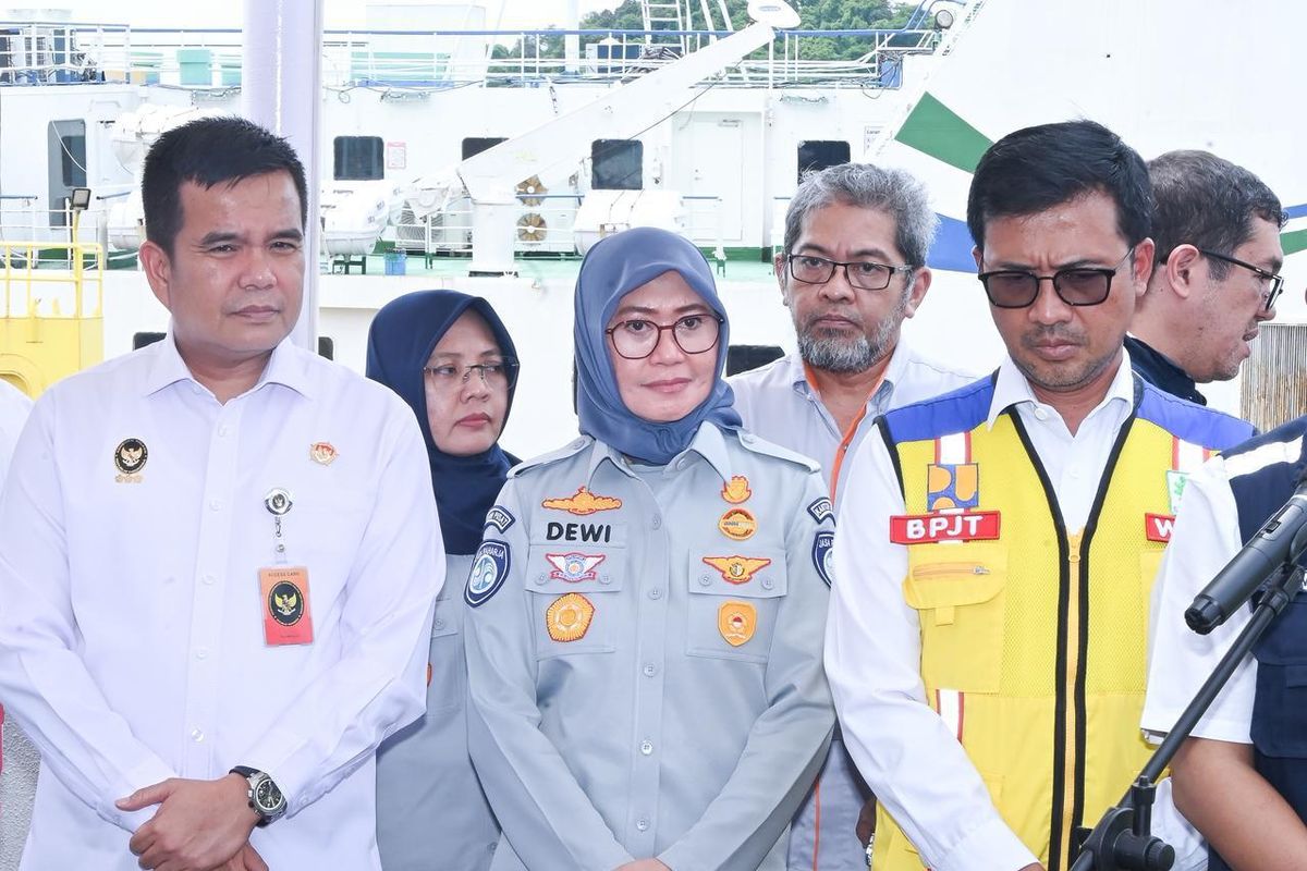 Plt Direktur Utama Jasa Raharja Dewi Aryani Suzana menyampaikan komitmen perusahaan dalam memastikan perlindungan masyarakat selama periode Nataru dalam survei kesiapan Operasi Lilin 2025 di Pelabuhan Merak, Banten, Jumat (12/12/2025).