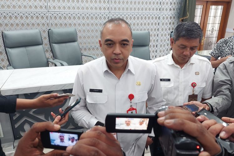 Bupati Tangerang Ahmed Zaki Iskandar saat memberi keterangan pada awak media di Pendopo Bupati Tangerang, Kota Tangerang, Rabu (29/6/2022).