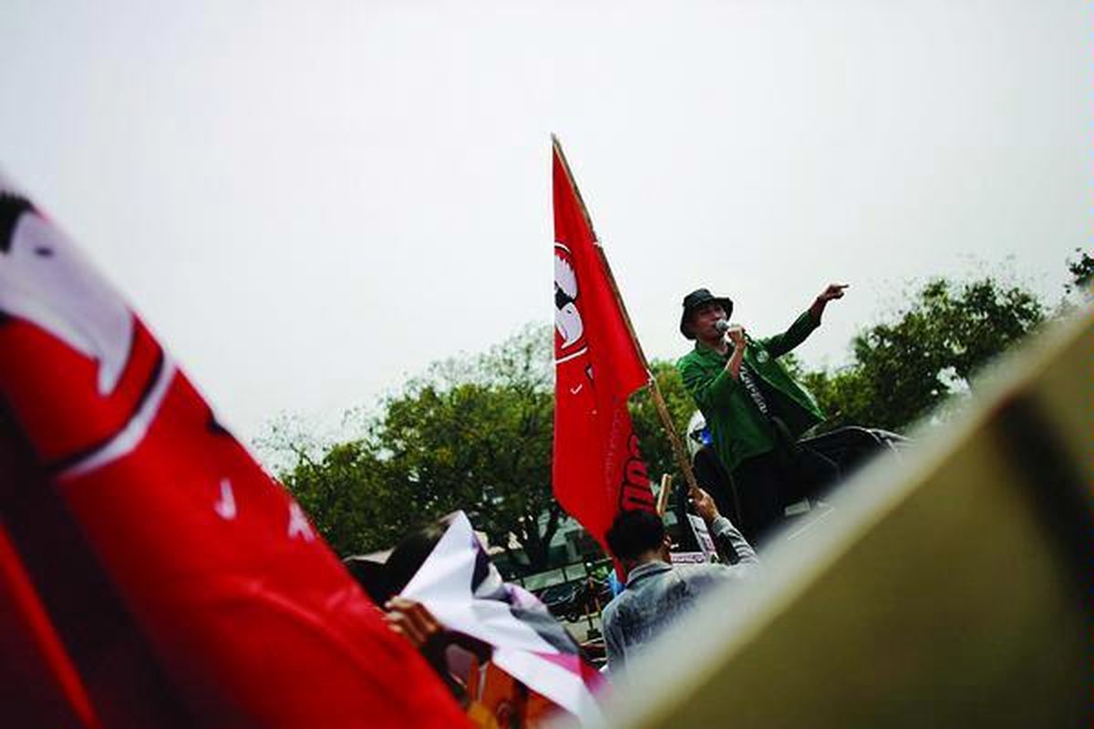 Sejumlah warga berunjuk rasa di depan Istana Merdeka, Jakarta, Rabu(9/9). Mereka, antara lain, meminta PresidenSusilo Bambang Yudhoyono menyusun kabinet yang bersih dan menolak calon menteri yang dinilai gagal.