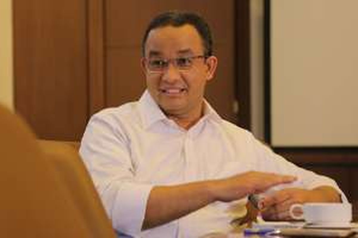 Bakal calon gubernur DKI Jakarta Anies Baswedan saat diwawancara di kantor redaksi Harian Kompas, Jakarta, Selasa (25/10/2016).