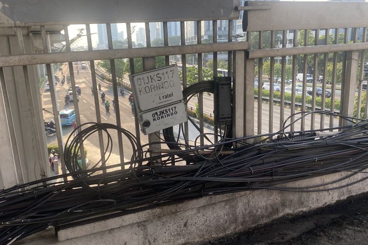 Penampakan Kabel Semrawut Menumpuk di JPO MT Haryono Jaksel