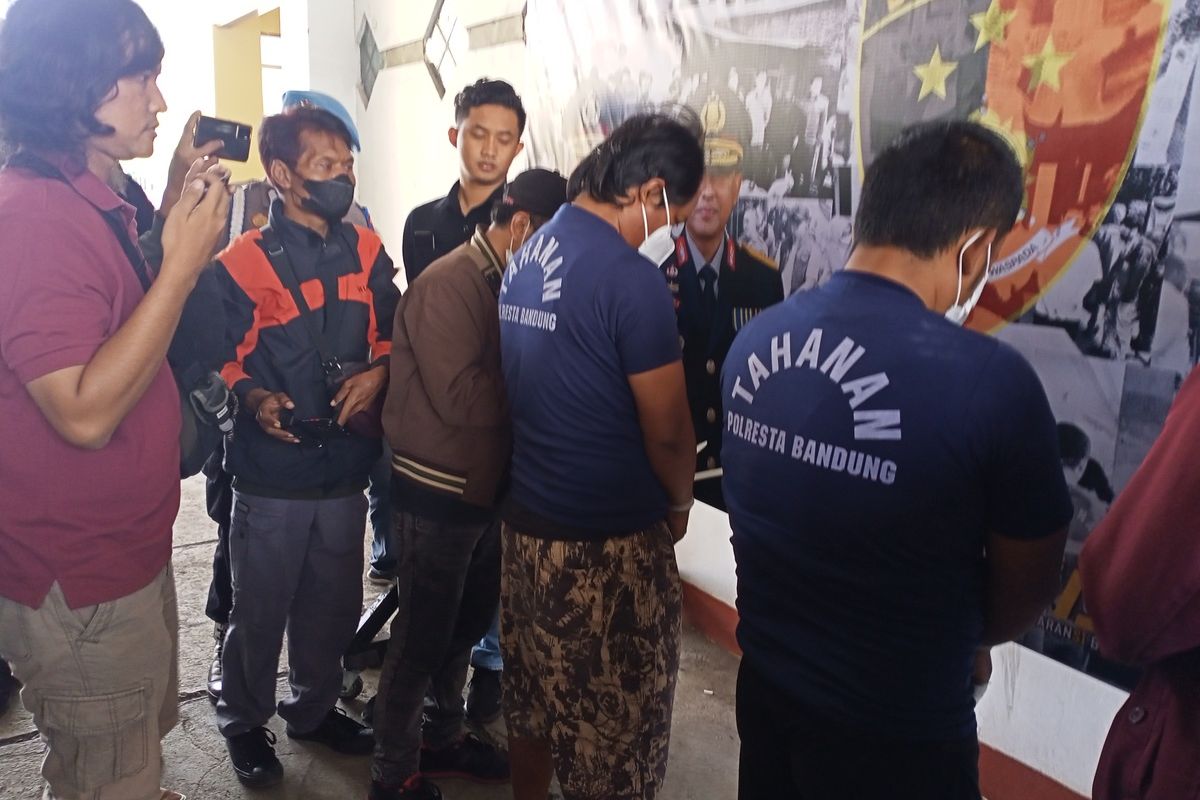 Dua pemuda asal Rancaekek, Kabupaten Bandung, Jawa Barat, tewas ditikam ketika menyaksikan Kuda Lumping saat perayaan HUT KE-77 RI, pada Rabu (17/8/2022) lalu. Dua pemuda tersebut tewas dengan lukas tusuk di dada.