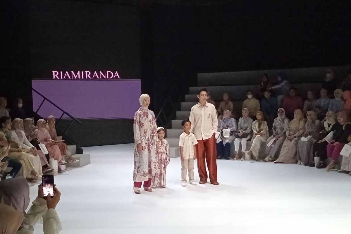 Peragaan busana merek modest fesyen RiaMiranda di Plaza Indonesia Fashion Week (PIFW) 2024 di Mal Plaza Indonesia, Jakarta, Minggu (3/3/2024).
