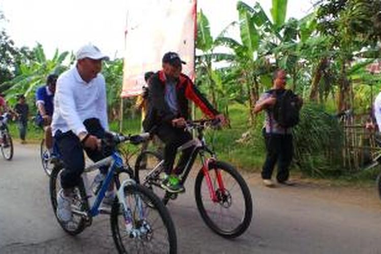 Pramono Edhie dan Saan Mustopa sepeda santai di Karawang