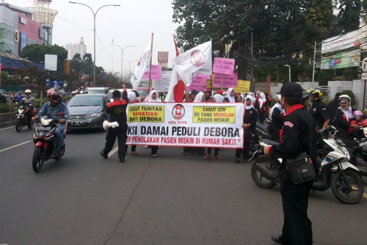 Sekelompok masyarakat yang menamakan diri Dewan Kesehatan Rakyat (DKR) Kota Depok mengadakan aksi damai peduli Debora, Jumat (15/9/2017). Pada kesempatan tersebut, para demonstran sempat mengadakan aksi jalan kaki dari pertigaan Ramanda menuju Balai Kota Depok. 