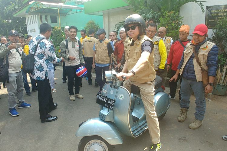 Menteri ESDM menaiki Vespa saat bersih-bersih Masjid Jamiyyatyul Iman di Menteng Pulo, bersama pemuda lintas agama, Minggu (17/9/2017).