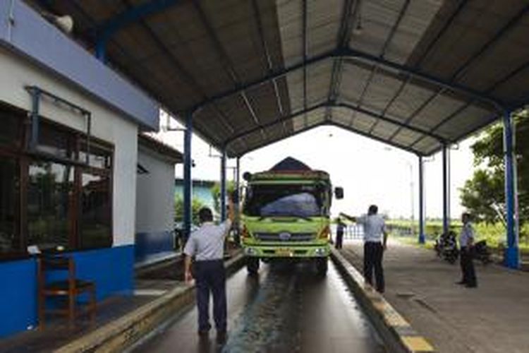 Petugas melakukan penimbangan kepada sebuah truk di Jembatan Timbang Lohbener, Indramayu, Jawa Barat, Jumat (26/7/2013). Menurut peraturan, hanya truk dengan beban 8-10 ton yang diizinkan untuk melintas di Jalur Pantura, jika lebih maka pengemudi akan ditilang. 