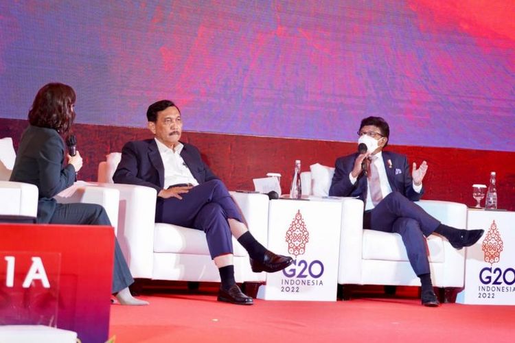 Menteri Komunikasi dan Informatika (Menkominfo) Johnny Gerard Plate bersama Menteri Koordinator Bidang Kemaritiman dan Investasi (Menko Kemaritiman) Luhut Binsar Pandjaitan dalam sesi diskusi kick off meeting DEWG G20 2022 di Grand Hyatt Jakarta Pusat, Selasa (15/3/2022).
