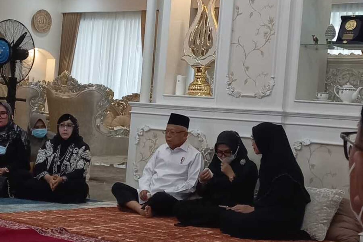 Wapres Ma'ruf Amin bersama sang Istri Wury Estu Handayani di dalam rumah duka menantunya di Jalan Bonto Mangape, Senin (10/4/2023)