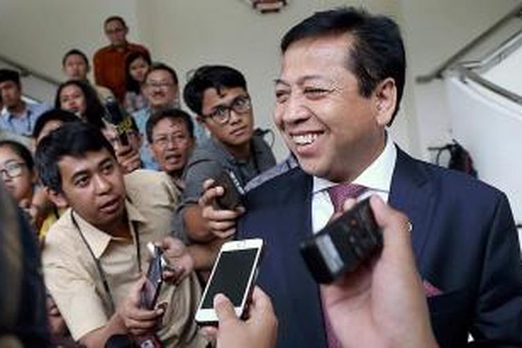 Ketua DPR Setyo Novanto menjawab pertanyaan wartawan  seusai bertemu dengan Wakil Presiden Jusuf Kalla di Kantor Wakil Presiden, Jakarta, Senin (16/11/2015). Dalam pertemuan itu dibahas beberapa hal termasuk klarifikasi bahwa dirinya tidak pernah menggunakan nama Presiden Joko Widodo dan Wakil Presiden Jusuf Kalla dalam negosiasi PT Freeport.