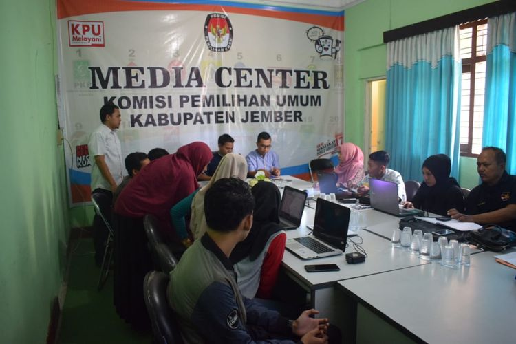 Foto Dokumentasi KPU Jember: Bimtek Sistem Informasi Pencalonan Pemilu KPU Jember serta pemberian user name pada calon perseorangan 