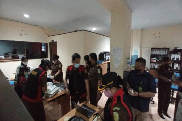 Tim penyidik Kejati Sulut melakukan penggeledahan dan penyitaan terhadap barang bukti dugaan tindak pidana korupsi di PDAM dan PT Air Manado, Kamis (30/12/2021).
