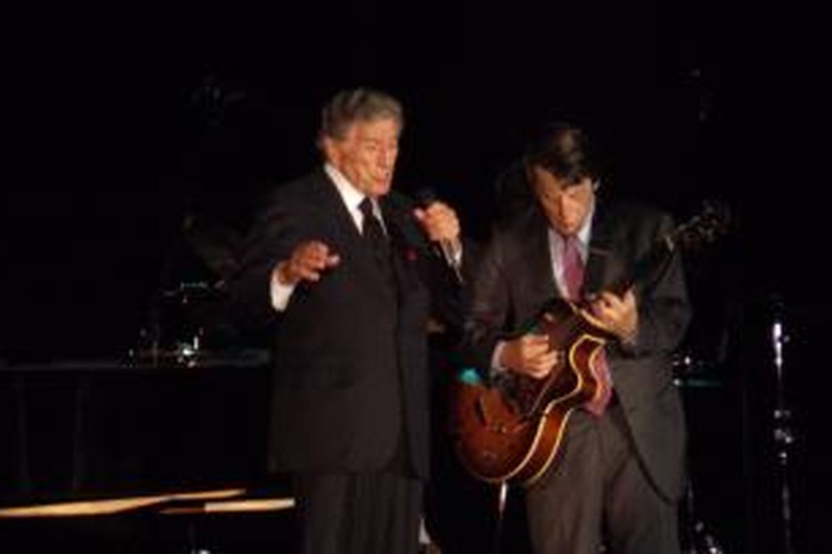 Vokalis Tony Bennett (kiri) tampil di Ballroom The Ritz-Carlton, Pacific Place, Jakarta, Jumat (13/9/2013) malam.